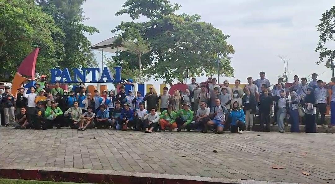 Membangun Kesadaran Lingkungan Lewat “Beach Cleaning Day” Pasca Liburan Lebaran