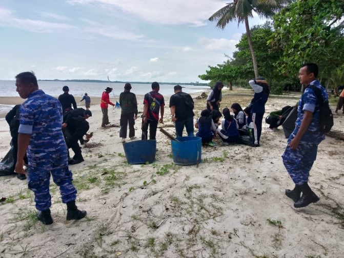 Serbuan Teritorial Puspotdirga Kegiatan Karya Bakti Bersih Pantai Bersama Lanud H. AS Hananjoeddin.