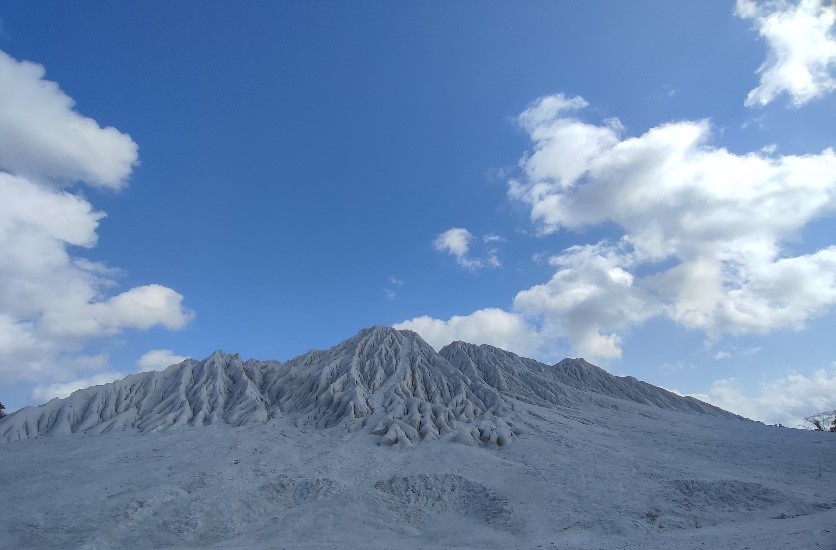NAMPAK SEPERTI GUNUNG ES , GUNDUKAN BUKIT PASIR PUTIH INI JADI SPOT FOTO KEREN DI DANAU KAOLIN
