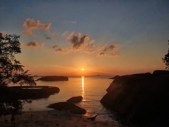 LEMBAYUNG SENJA DI PANTAI LASKAR PELANGI