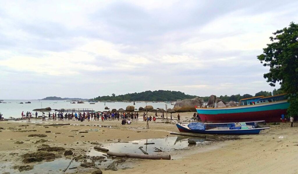 ATRAKSI WISATA MENURUNKAN BOAT DI DESA TANJUNG BINGA