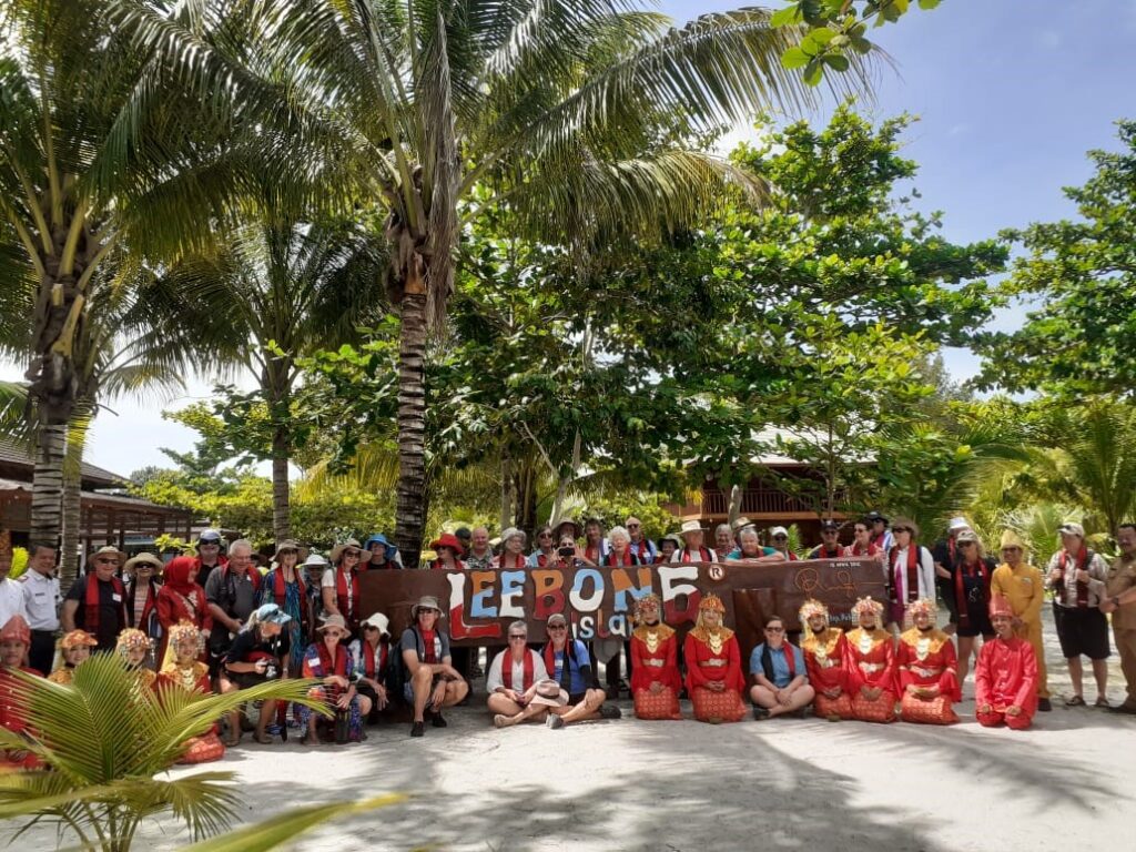 Kepala Dinas Pariwisata Kabupaten Belitung, Annyta, SP., M.I.L., Sambut Kedatangan Wisatawan Mancanegara dari Kapal Pesiar Coral Geographer di Leebong Island